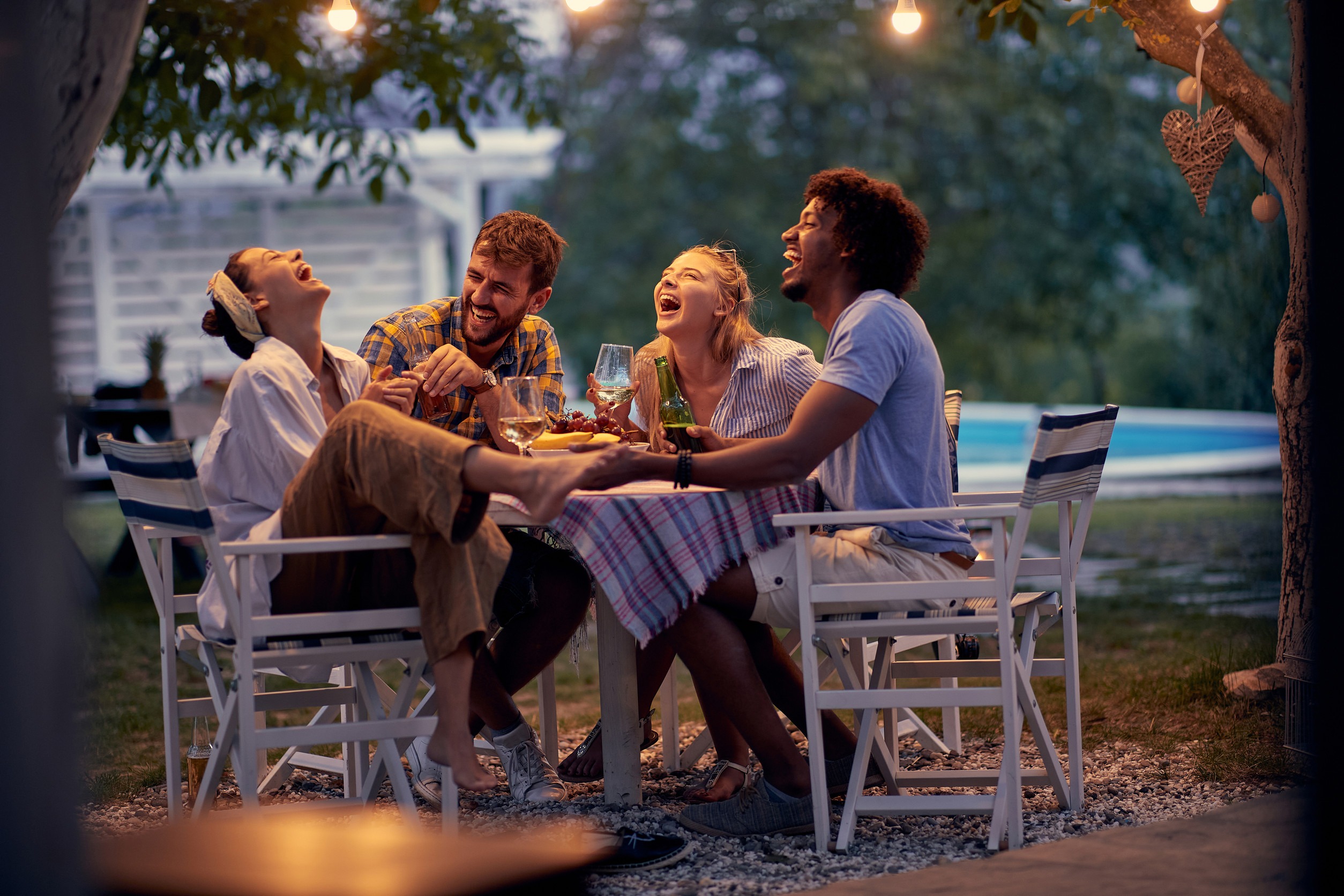 Freunde auf der Terrasse beim Chillen